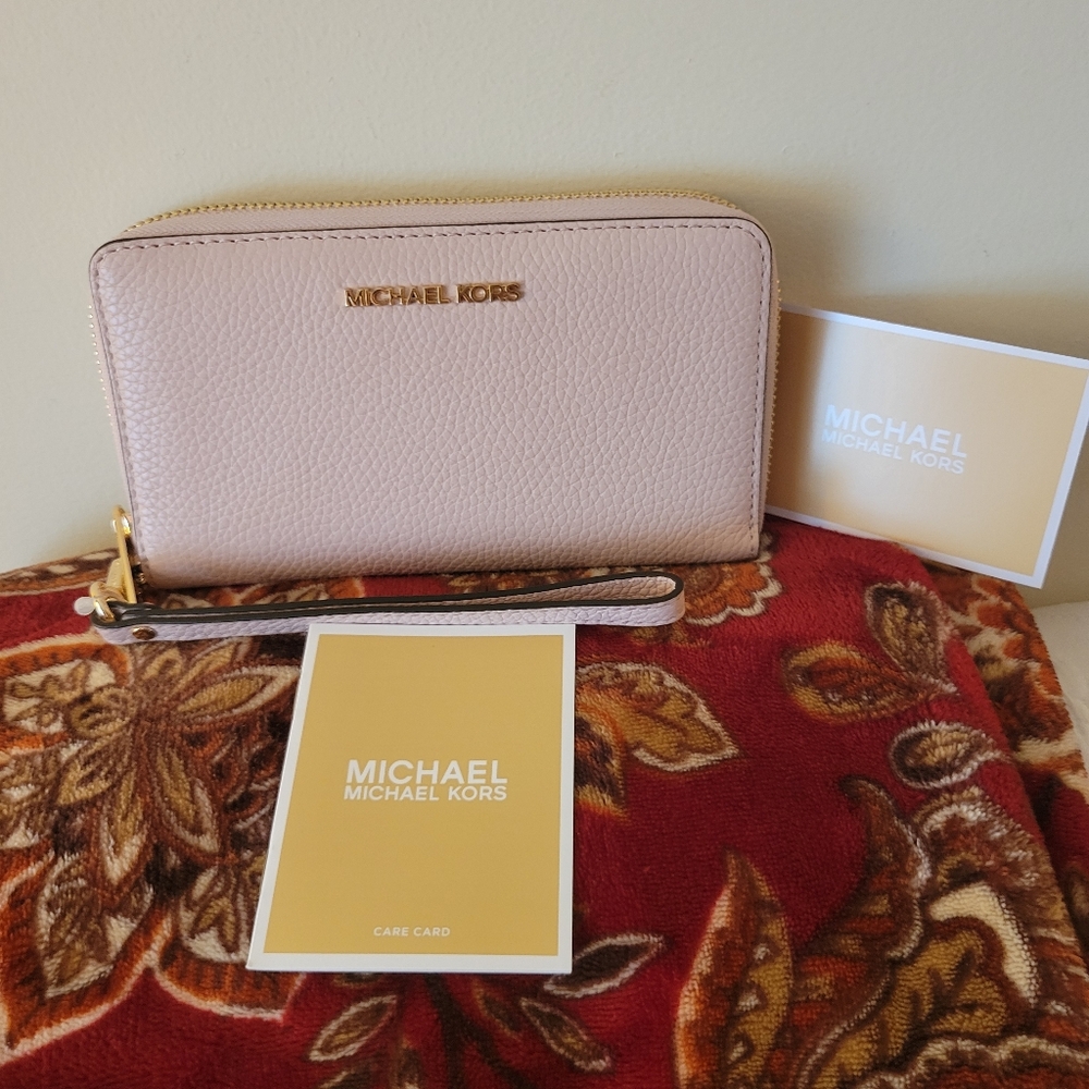 Michael Kors Jet Set Travel Wallet. In Powder Blush. NWT.
